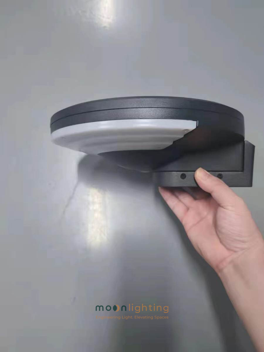 Cận cảnh thực tế kiểu dáng đĩa tròn siêu mỏng mỏng 80mm của đèn gắn tường năng lượng mặt trời MG-SL1802 Moon Lighting
