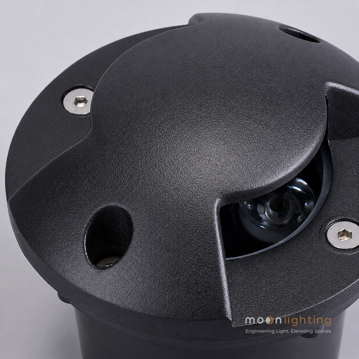 Cận cảnh nắp đậy hợp kim chịu lực và 2 khe hắt sáng đối xứng 180 độ của đèn LED âm đất chiếu cạnh 2 hướng MG-GA32