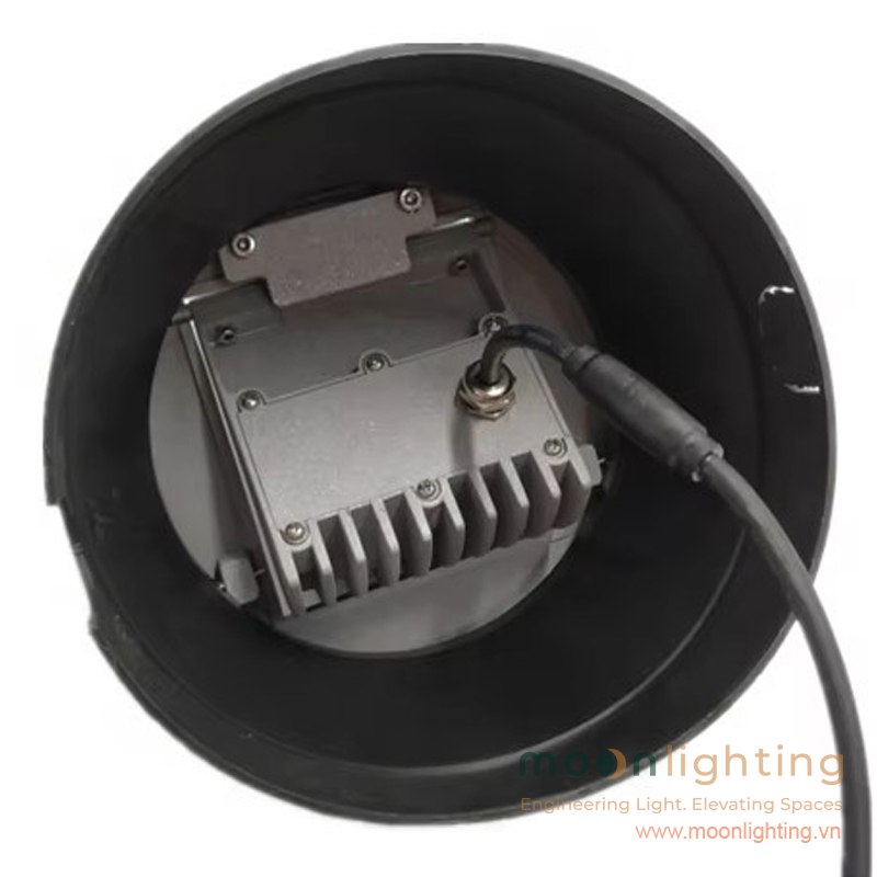 Cận cảnh bệ đế nhôm đúc tản nhiệt dày dặn của đèn âm đất chếch góc MG-305