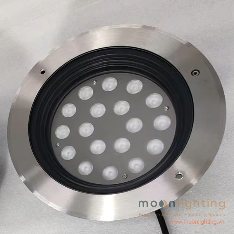 Cận cảnh bề mặt nắp Inox 304 chống ăn mòn và kính cường lực 8mm đèn âm đất MG-304 Series