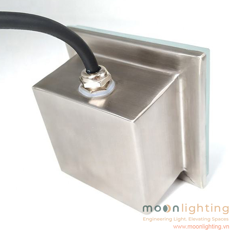 Cận cảnh mặt đáy đế Inox 304 316 đúc nguyên khối và ốc siết cáp chống nước IP67 của Đèn gạch vuông âm sàn MG-308S Series
