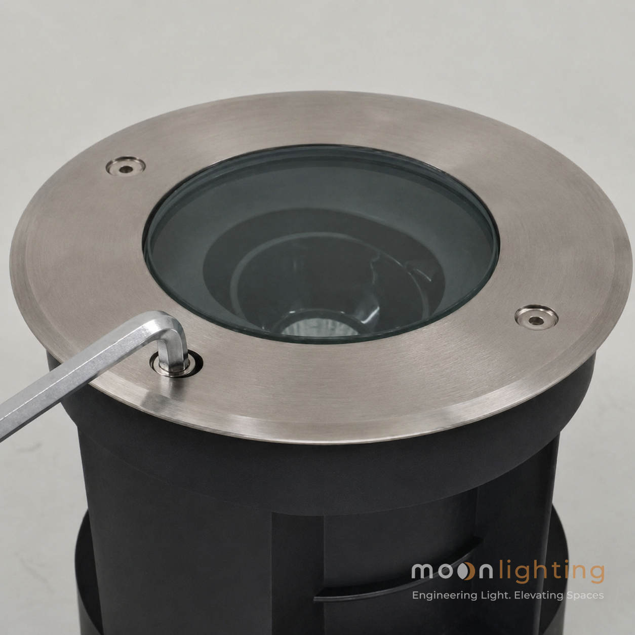 Cận cảnh mặt nắp Inox và thao tác dùng cờ lê vặn lục giác điều chỉnh góc chiếu COB MG-304D Series