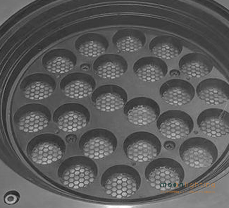 Cận cảnh nút vặn ốc lục giác điều chỉnh góc chiếu trực tiếp trên mặt nắp Inox đèn âm đất MG-304B