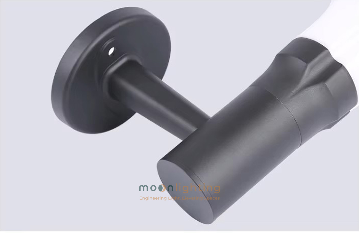 Cận cảnh thân vỏ nhôm đúc phủ sơn mờ tĩnh điện chống oxy hóa và mặt bích chân đế gắn tường chắc chắn của đèn gắn tường năng lượng mặt trời MG-SL1804 Moon Lighting