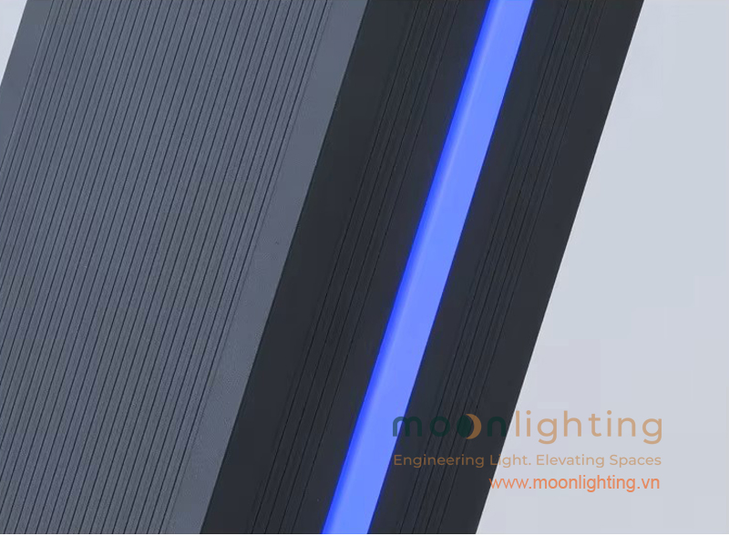 Dải đèn viền LED định vị ánh sáng xanh trang trí thân đèn MG-SL018 Cận cảnh dải đèn viền LED định vị ánh sáng xanh hiện đại chạy dọc thân nhôm đúc đèn cột sân vườn MG-SL018
