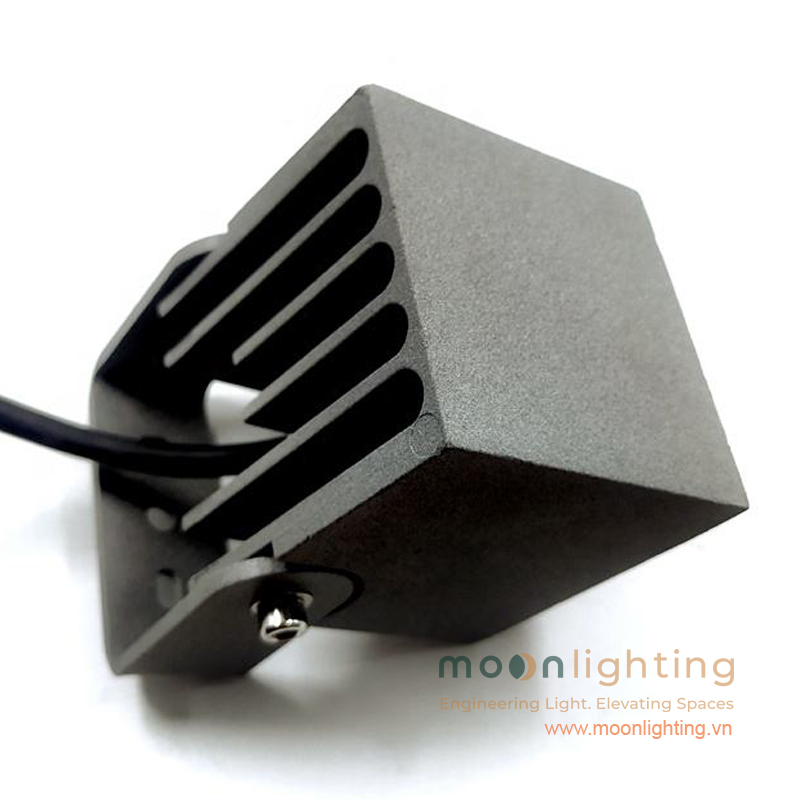 Thân nhôm đúc tản nhiệt rãnh sâu đèn LED MG-609 Series Moon Lighting Cận cảnh bề mặt thân nhôm đúc nguyên khối sơn tĩnh điện xám ghi kết hợp các rãnh tản nhiệt xẻ sâu ở mặt lưng của đèn LED Project Light MG-609 Series Moon Lighting