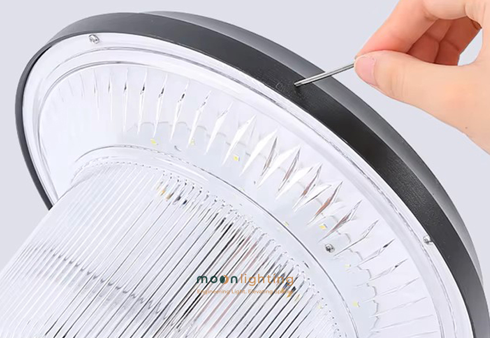 Chao nhựa PC gân dọc lượn sóng đèn trụ MG-SL1612 Cận cảnh chao nhựa PC tán quang gân dọc lượn sóng tinh tế và thao tác nhấn nút công tắc đổi màu ánh sáng đèn trụ MG-SL1612 Moon Lighting