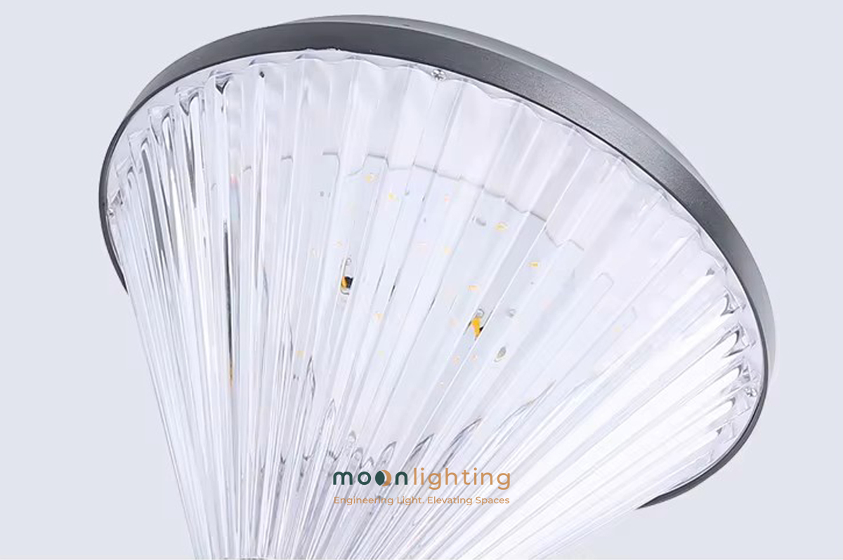 Cận cảnh chao nhựa Polycarbonate sọc nổi Fluted tản quang chống chói UGR<19 tạo quầng sáng hình nón rực rỡ của đèn gắn tường năng lượng mặt trời MG-SL1803 Moon Lighting