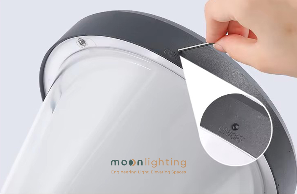 Cận cảnh chao nhựa PC mờ chuyên dụng chống tia UV và thao tác bấm nút nguồn ON/OFF chống nước của đèn trụ năng lượng mặt trời MG-SL1609 Moon Lighting