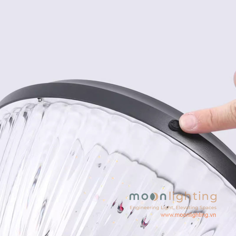 Chi tiết nút công tắc nguồn chống nước tích hợp thuận tiện trên đèn gắn tường năng lượng mặt trời MG-SL1507 Moon Lighting