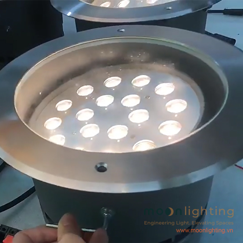 Thao tác vặn chốt tinh chỉnh góc nghiêng luồng sáng 0 đến 30 độ bên trong đèn âm đất MG-304 Series
