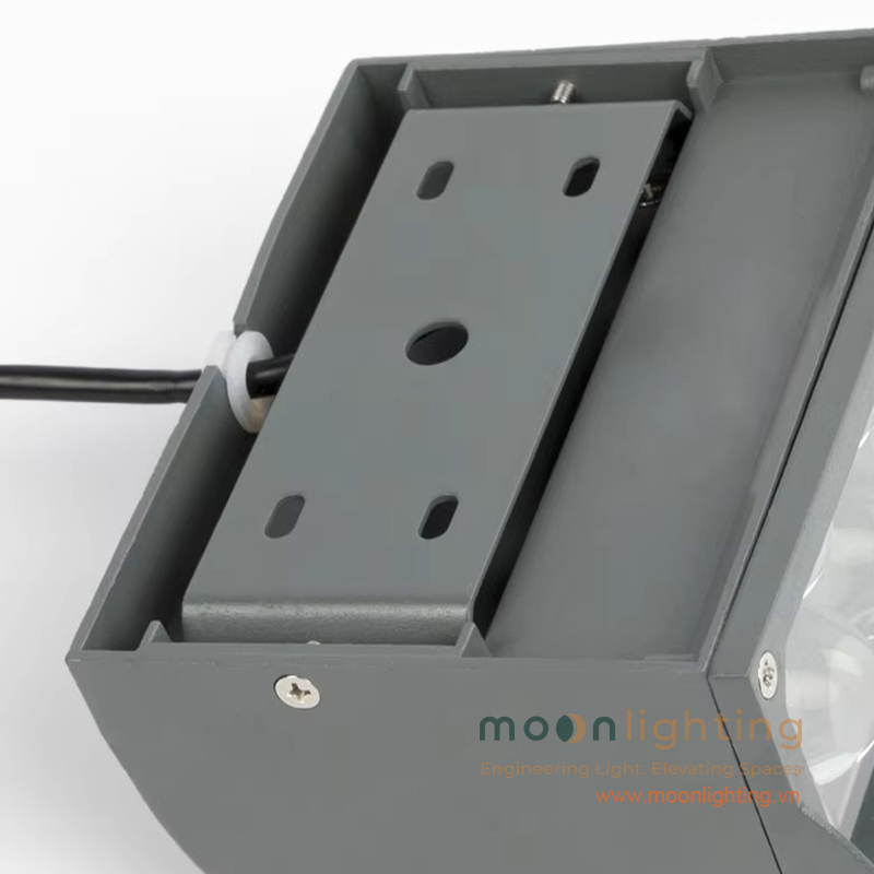 Cận cảnh quai gá chân đế bắt vít cố định chắc chắn, lỗ thoát cáp có vòng đệm cao su niêm phong kháng nước IP66 của đèn LED Project Light MG-610 Series Moon Lighting