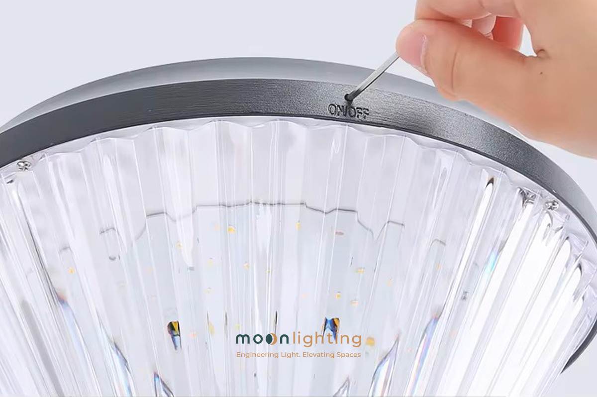 Cận cảnh vị trí công tắc bật tắt chống nước và chao nhựa PC tản quang sọc nổi của đèn gắn tường năng lượng mặt trời MG-SL1803 Moon Lighting