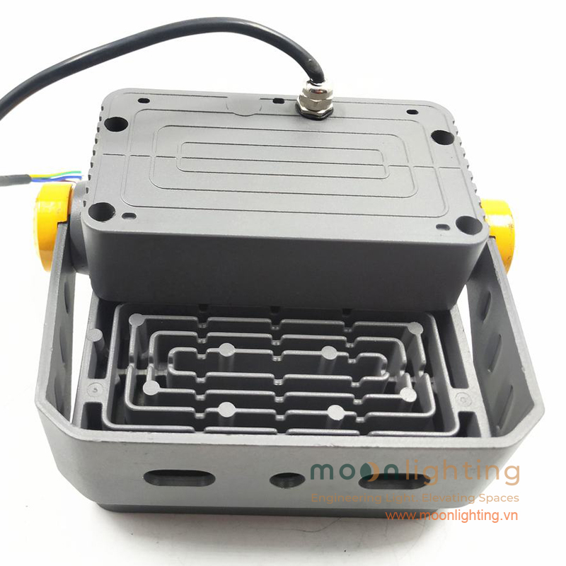 Cận cảnh mặt đáy cấu trúc nhôm đúc xẻ rãnh tản nhiệt sâu cùng ốc siết cổ cáp chống nước tiêu chuẩn IP66 của đèn LED Project Light MG-606 Series Moon Lighting
