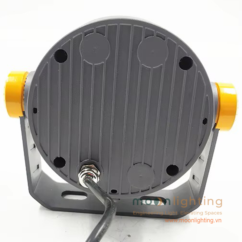 Đế tản nhiệt nhôm đúc và ốc siết dây nguồn chống nước IP66 đèn LED MG-605 Series Cận cảnh mặt sau thân nhôm đúc xẻ rãnh tản nhiệt song song cùng ốc siết cổ cáp PG kim loại chống nước chuẩn IP66 của đèn LED Project Light MG-605 Series Moon Lighting