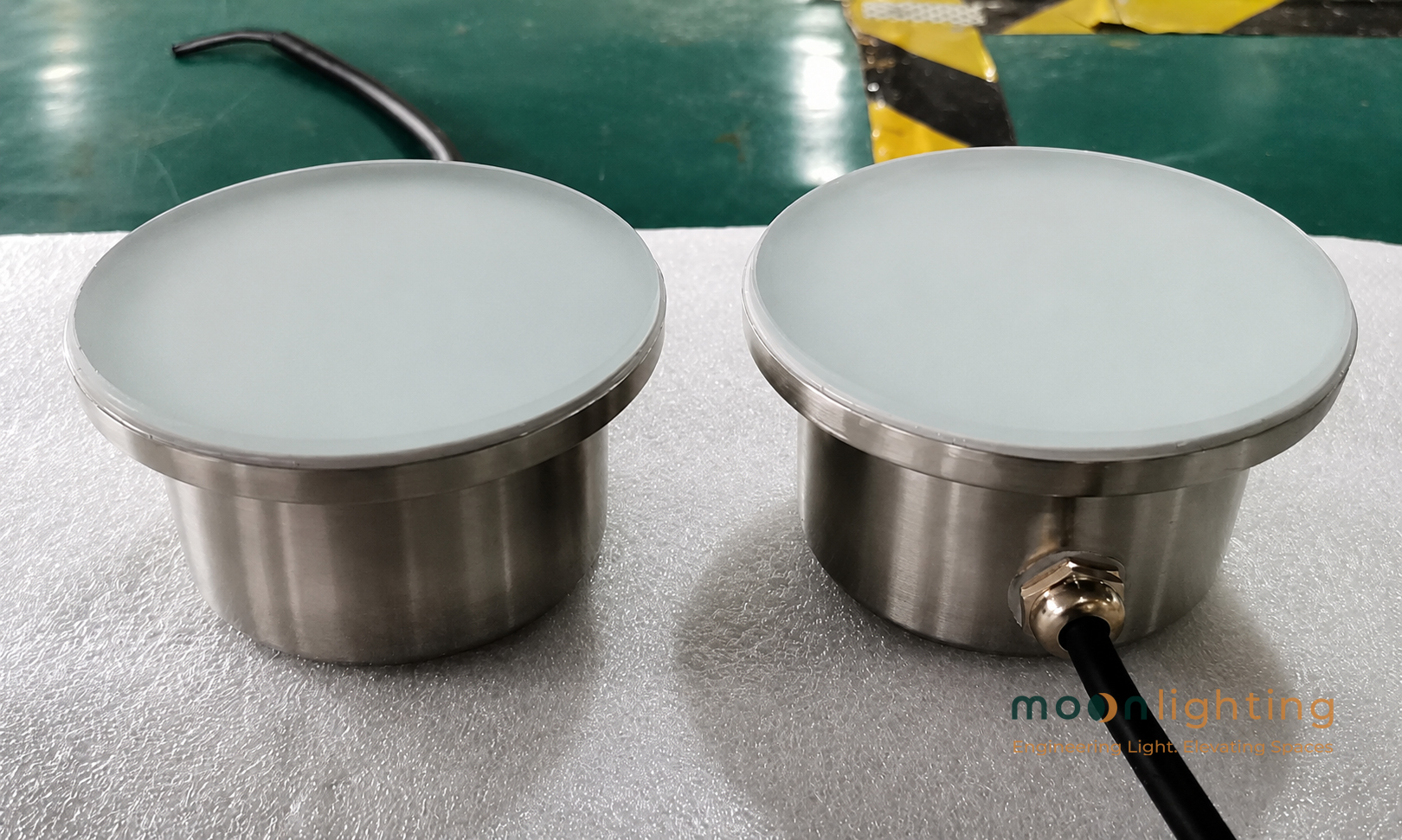 Cận cảnh bề mặt Inox 304 316 va kính cường lực mờ chịu lực IK09 của đèn gạch tròn âm đất MG-308C