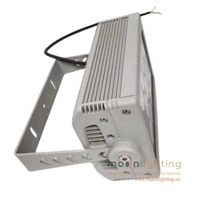 Cận cảnh tản nhiệt gờ nổi và quai gá xoay 180 độ đèn LED MG-612 Series Cận cảnh thiết kế thân nhôm đúc tản nhiệt gờ nổi song song, quai gá khóa răng cưa xoay 180 độ và dây cáp nguồn chịu nhiệt trên đèn LED MG-612 Series Moon Lighting