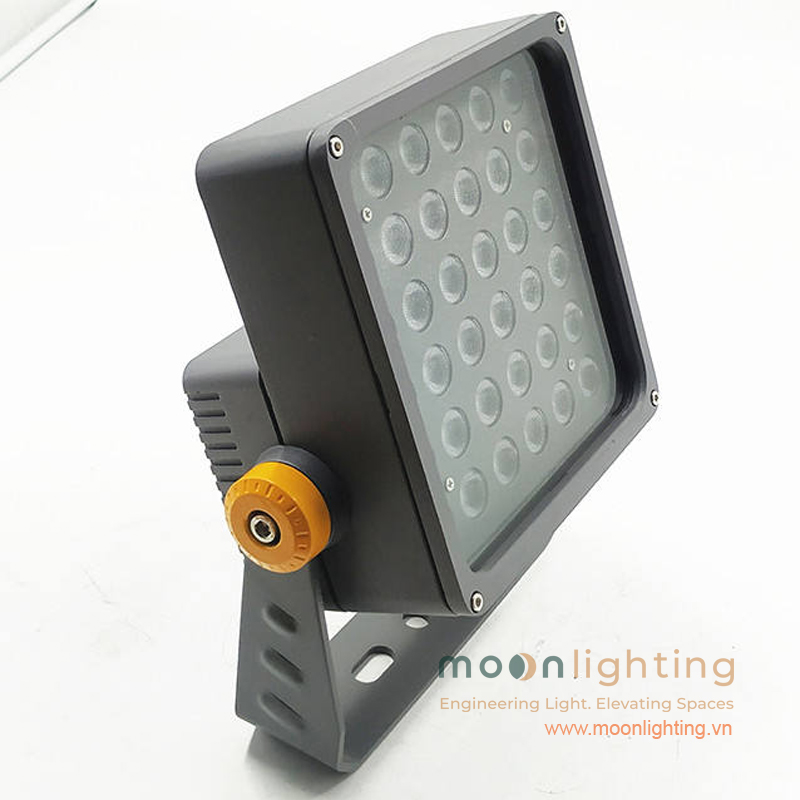 Cận cảnh thiết kế góc nhìn nghiêng với thân nhôm đúc mỏng nhẹ, mặt kính bảo vệ va đập IK08 và núm xoay điều chỉnh góc chiếu màu vàng nổi bật của đèn LED MG-606 Series Moon Lighting