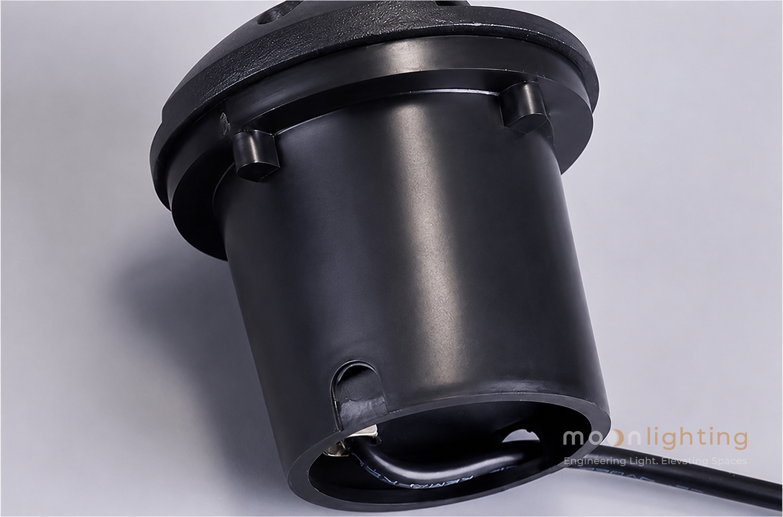 Cận cảnh cấu trúc đế nhựa âm sàn PVC bảo vệ thân đèn và đầu nối dây cáp nguồn chống nước IP67 tiêu chuẩn MG-GA31
