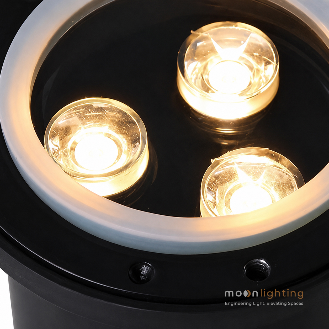 Cận cảnh thấu kính hội tụ quang học 60 độ và chip LED Osram Cree CRI>90 bên trong đèn âm đất 2 hướng