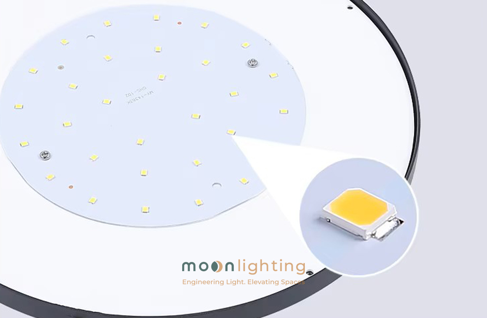 Cận cảnh bảng mạch 30 chip LED SMD 2835 quang thông hiệu suất cao 100 lm/W bên trong đèn trụ năng lượng mặt trời MG-SL1609 Moon Lighting