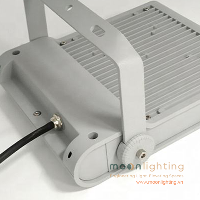 Cận cảnh hệ thống rãnh tản nhiệt xẻ sâu mặt sau, cổ cáp nguồn chống nước và ốc vít lục giác Inox 304 của đèn LED chiếu cột kiến trúc MG-611 Series Moon Lighting
