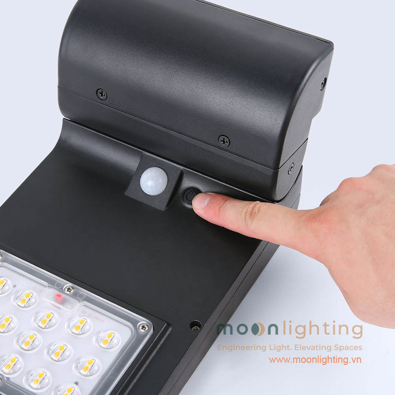 Cận cảnh nút cảm biến chuyển động PIR thông minh và phím nguồn của đèn gắn tường năng lượng mặt trời MG-SL1801 Moon Lighting