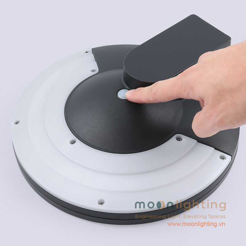 Cận cảnh nút cảm biến và điều khiển thông minh chống nước của đèn gắn tường năng lượng mặt trời MG-SL1802 Moon Lighting