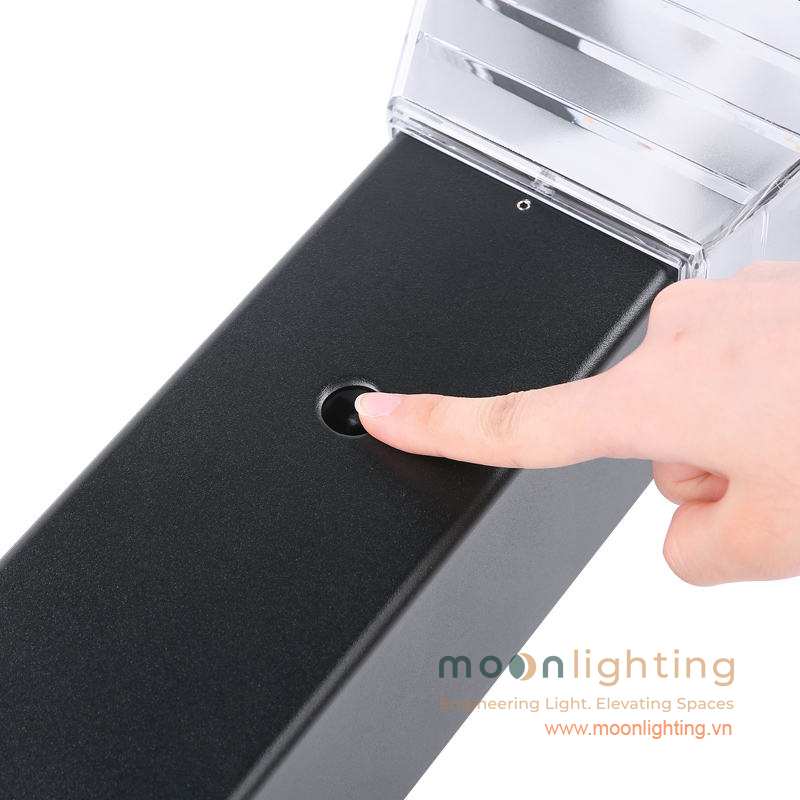 Nút công tắc nguồn chống nước đèn trụ sân vườn MG-SL1712 Chi tiết nút công tắc nguồn chống nước tích hợp ẩn trên thân nhôm đúc của đèn trụ sân vườn năng lượng mặt trời MG-SL1712 Moon Lighting