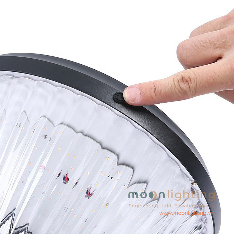 Cận cảnh nút nguồn chống nước IP65 và chao tán quang chiếu sáng 360 độ của đèn trụ sân vườn MG-SL1714 Moon Lighting