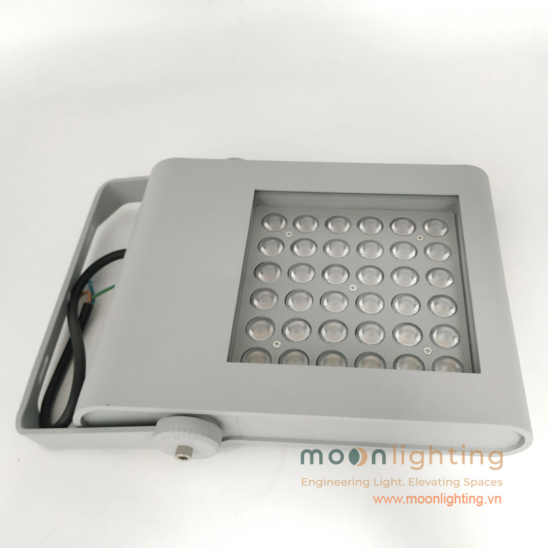 Hình ảnh thực tế góc nhìn ngang thân đèn LED Project Light MG-611 Series công suất lớn tích hợp dây cáp nguồn chống nước tiêu chuẩn IP66 Moon Lighting