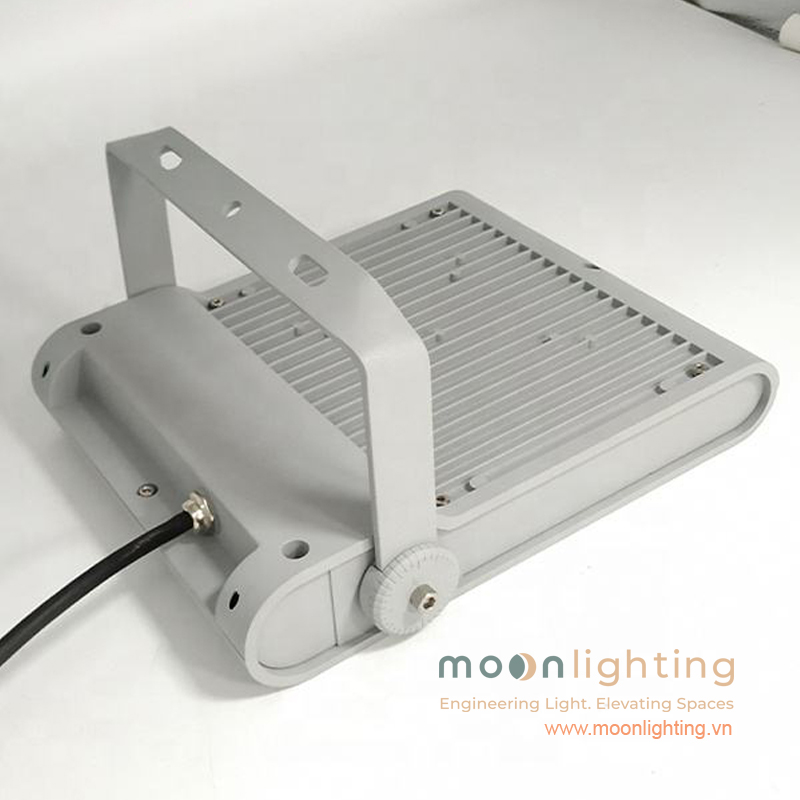 Cận cảnh hệ thống rãnh tản nhiệt nhôm đúc mặt sau kết hợp ốc siết cáp chống nước chuẩn IP66 của đèn LED Project Light MG-611 Series chính hãng Moon Lighting