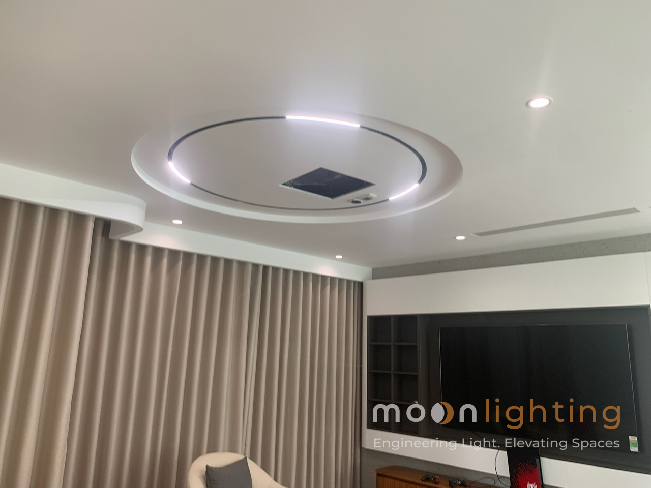 Phối cảnh sử dụng đèn chiếu tỏa ray nam châm tròn D1500 Moon Lighting trong không gian nội thất biệt thự lâu đài và penthouse cao cấp