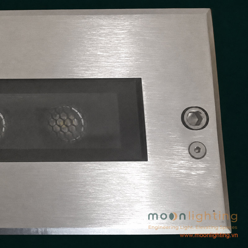 Chi tiết bề mặt Inox 304 316 chống gỉ và cụm xoay điều chỉnh góc chiếu bên trong đèn thanh âm đất MG-317