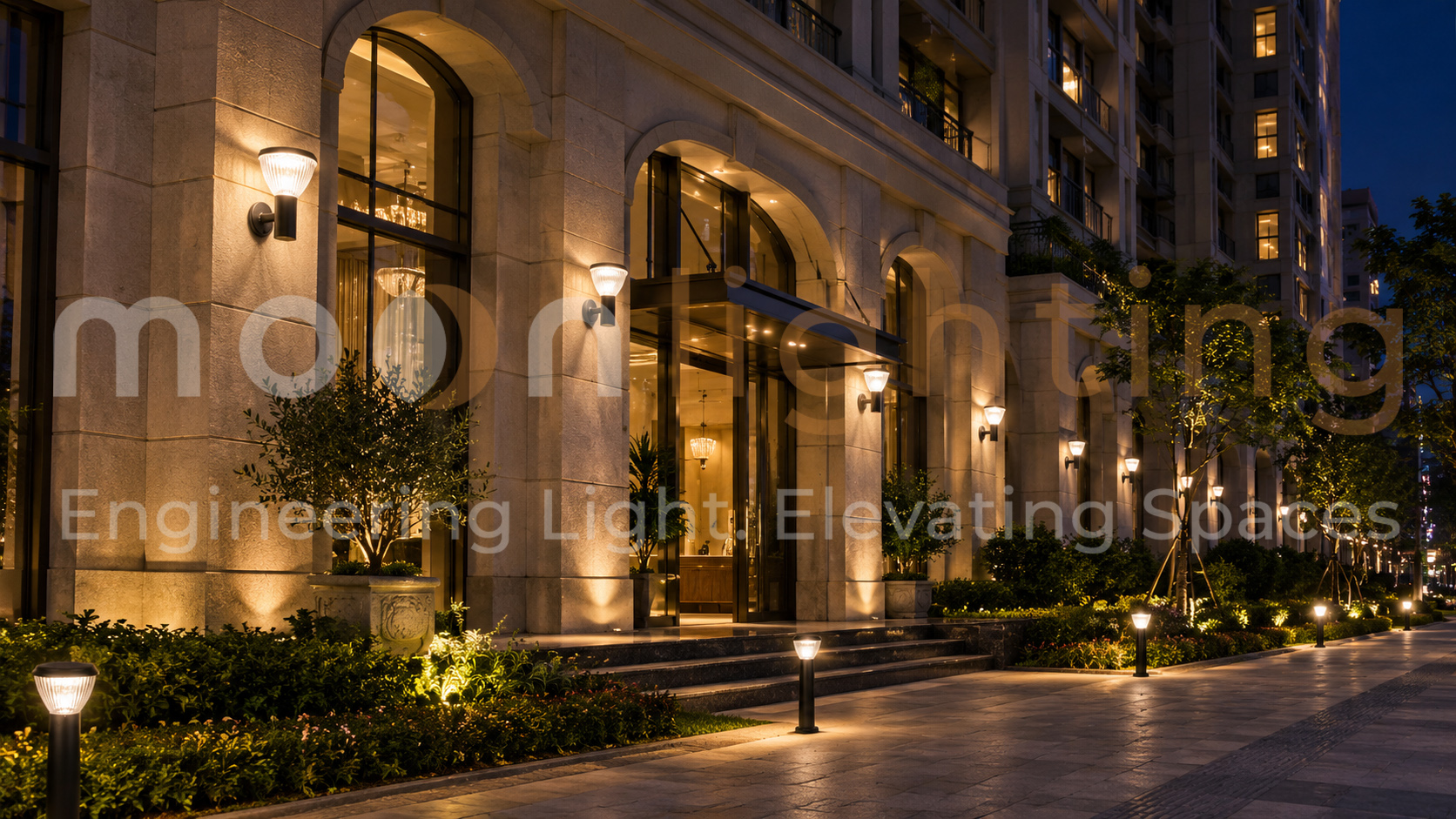 Phối cảnh thực tế lắp đặt hệ thống đèn gắn tường năng lượng mặt trời MG-SL1507 chiếu sáng mặt tiền tòa nhà khách sạn và sảnh chính sang trọng về đêm Moon Lighting