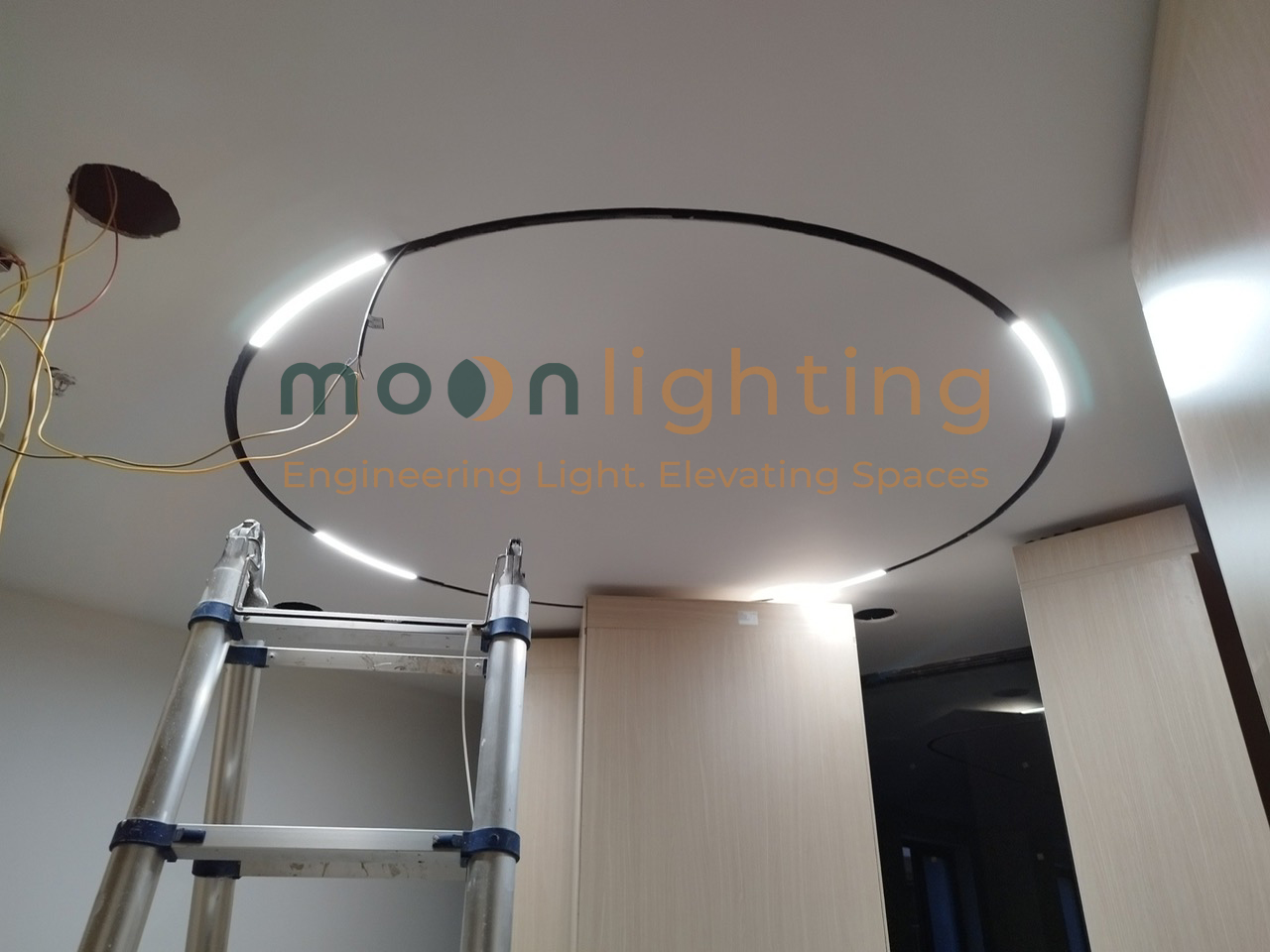 Phối cảnh sử dụng đèn chiếu tỏa SMD ray nam châm tròn Moon Lighting tích hợp trần cong thạch cao hữu cơ cho căn hộ penthouse và biệt thự Quiet Luxury