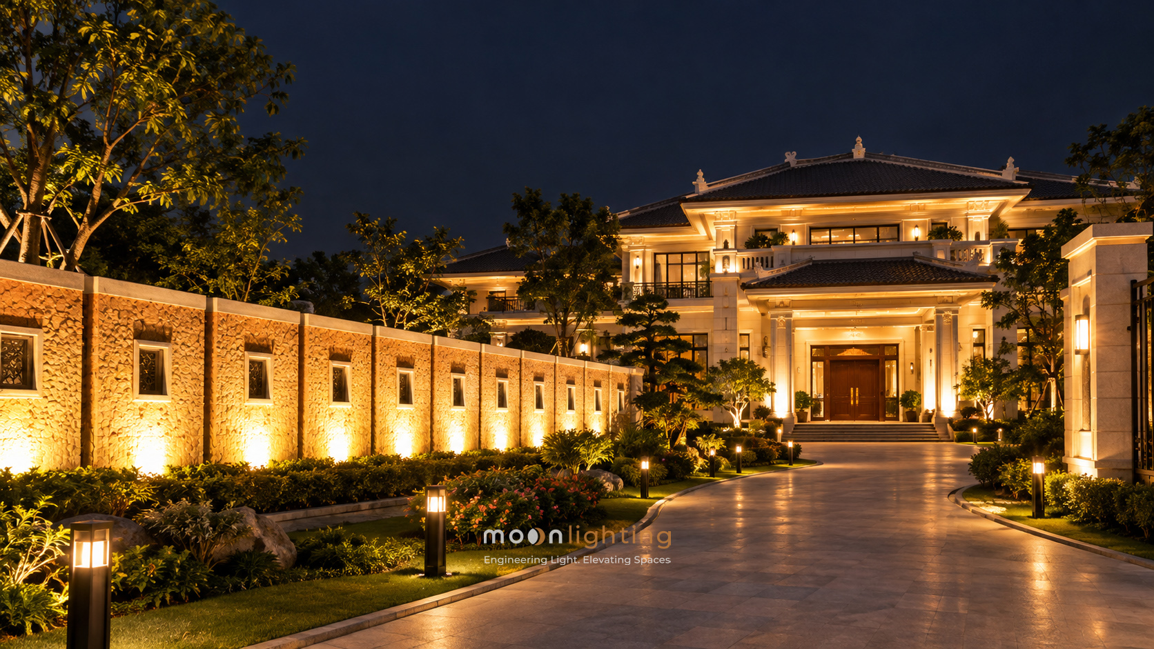 Phối cảnh thực tế hiệu ứng chiếu sáng tường rào, mặt tiền và cảnh quan lối đi biệt thự cao cấp ban đêm ứng dụng đồng bộ dòng đèn LED Project Light MG-611 Series chính hãng từ thương hiệu Moon Lighting
