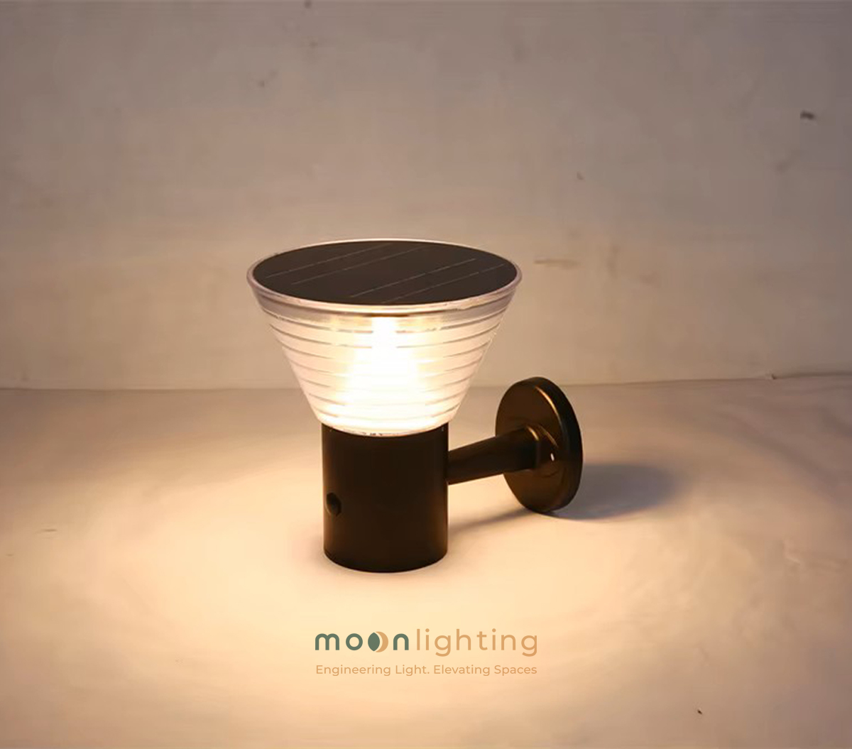 Ảnh thực tế đèn gắn tường năng lượng mặt trời MG-SL1510 phát ánh sáng vàng ấm nhiệt độ màu 3000K Moon Lighting
