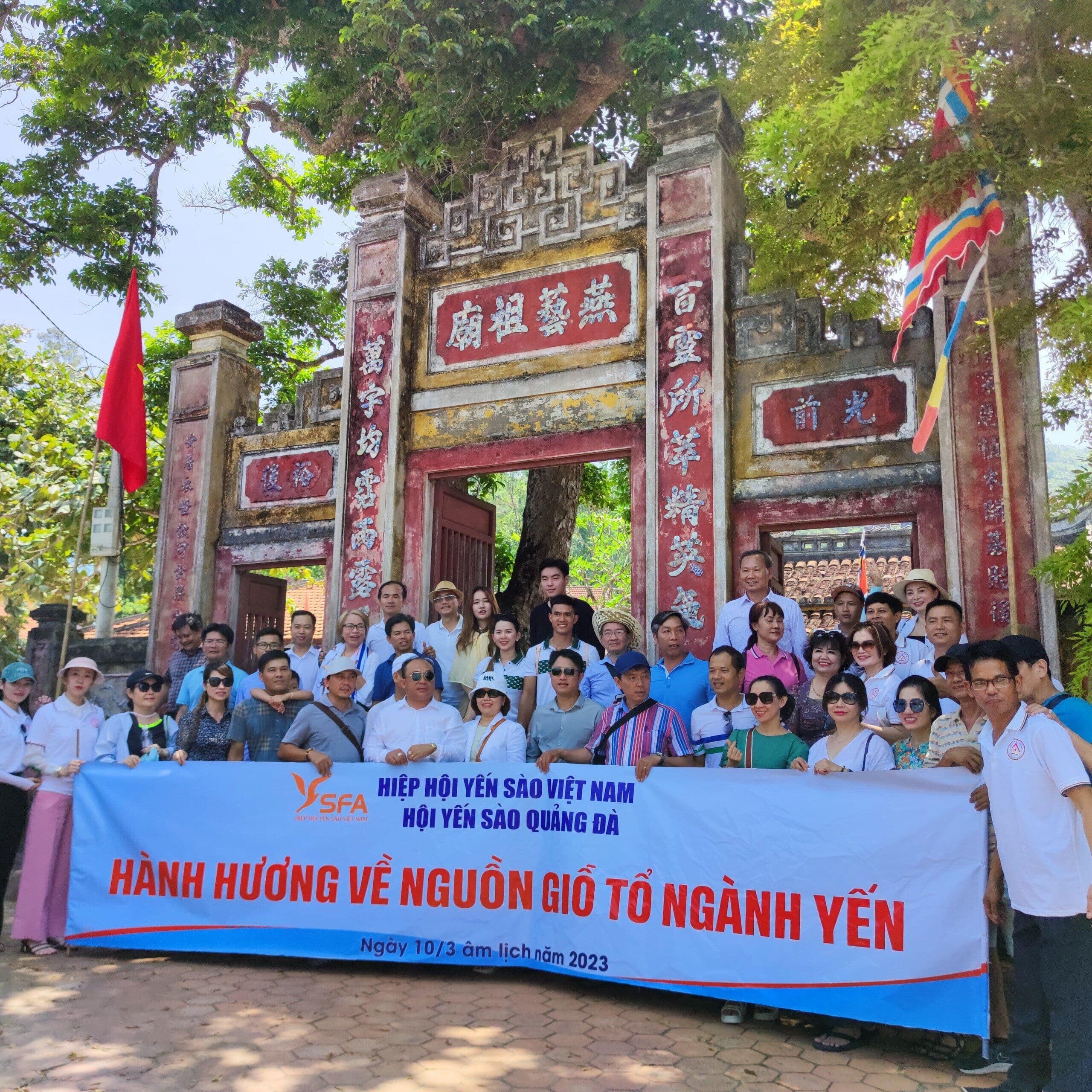 Dâng hương tưởng nhớ các bậc tiền bối - Miếu Tổ nghề yến Cù Lao Chàm