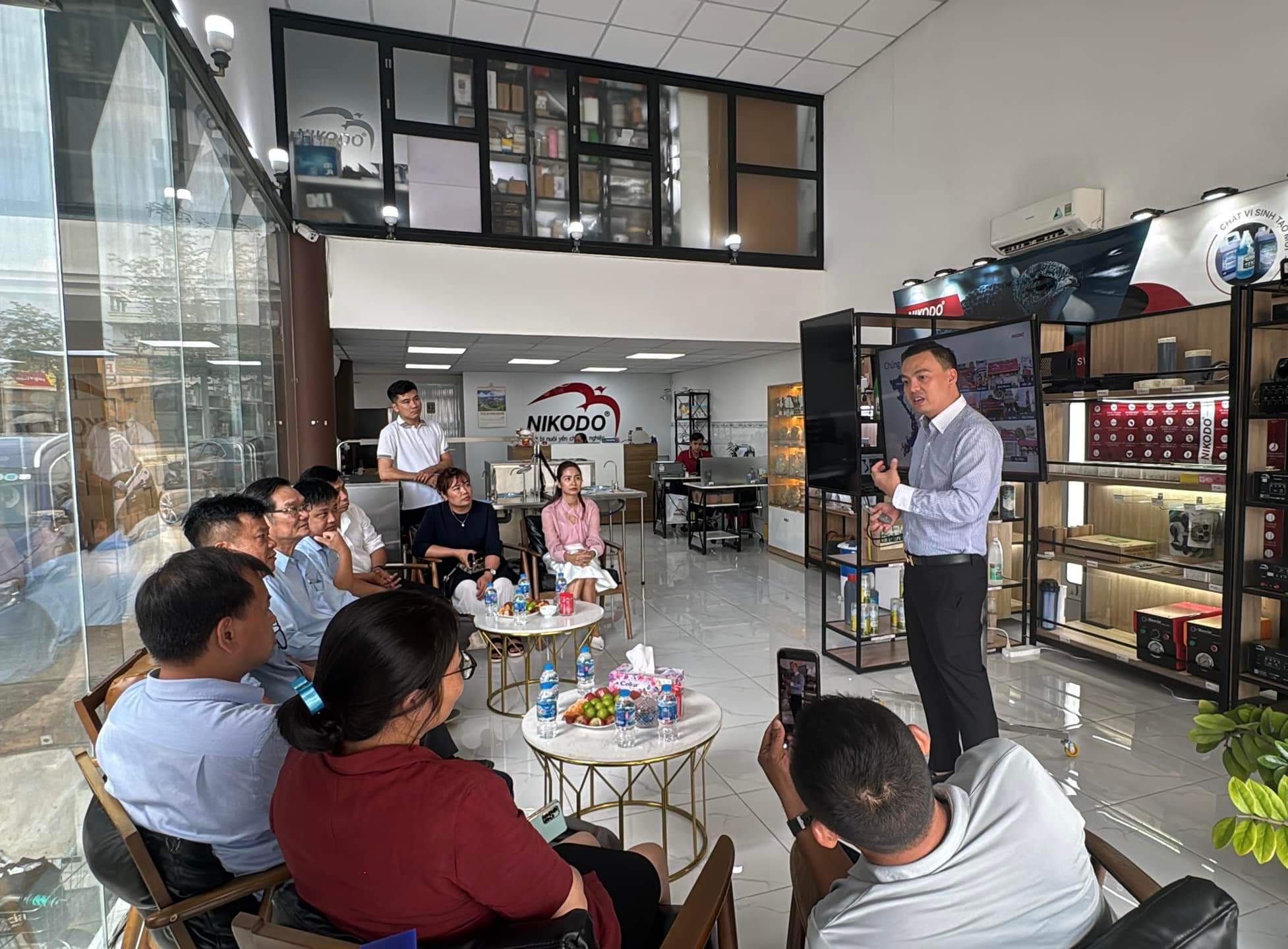 Chuyến công tác của đoàn Giáo sư, Tiến sĩ trường Đại học Phan Thiết và Lãnh đạo Hiệp hội Yến sào Việt Nam đến thăm các cơ sở doanh nghiệp yến sào