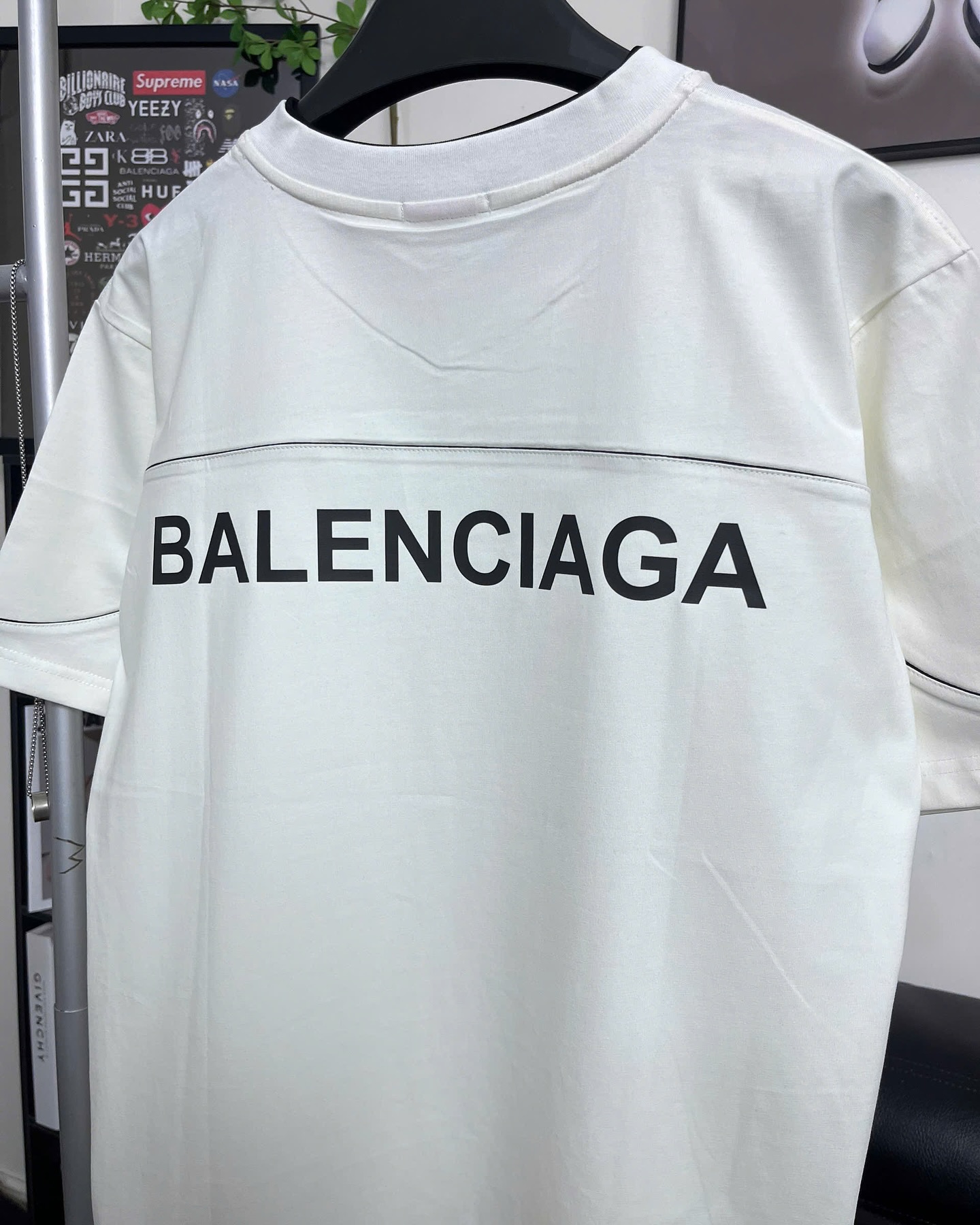 Áo Thun Balenciaga V-Neck Logo Độc Đáo Cotton Form Rộng Unisex - Streetwears SG - BLC-2