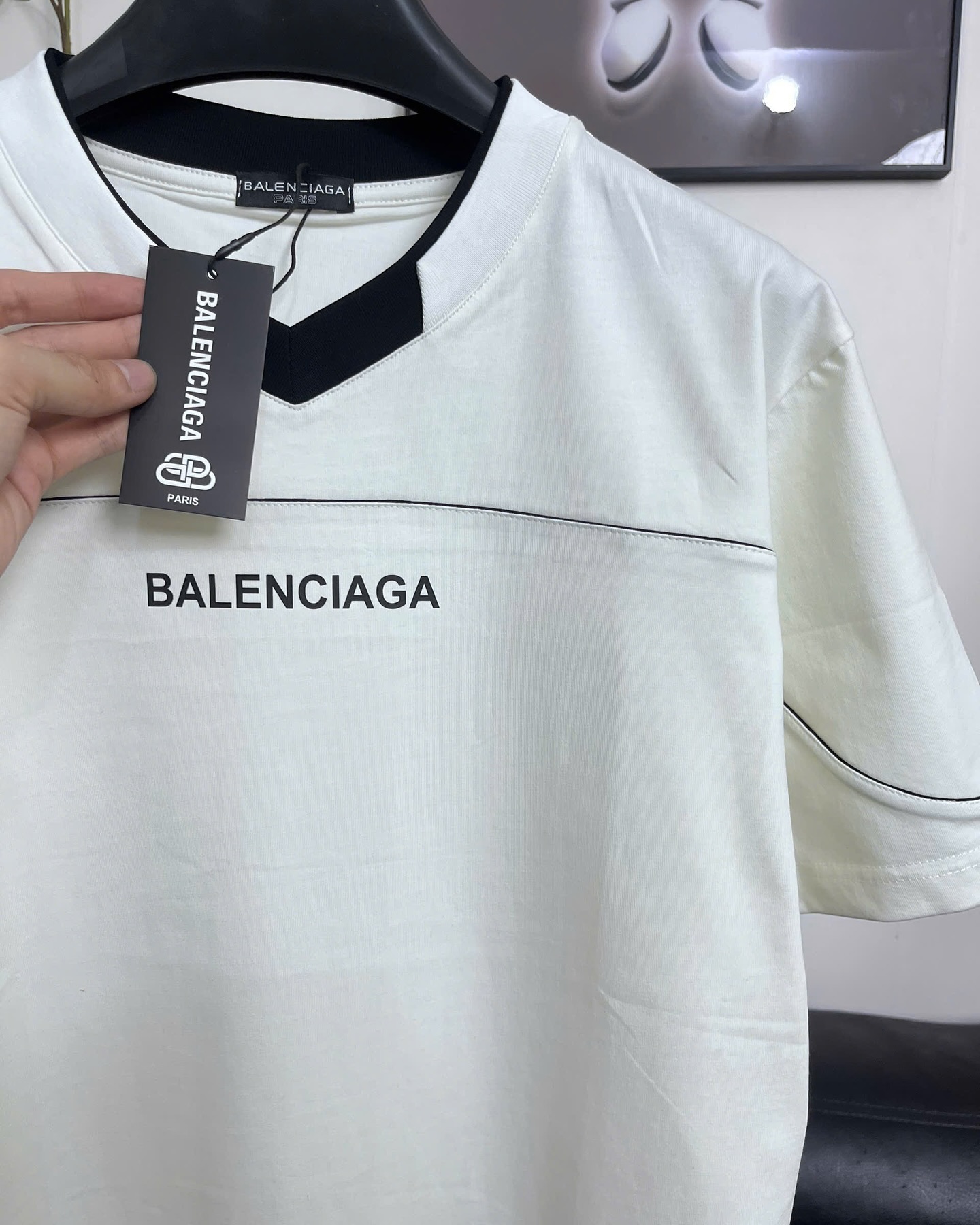 Áo Thun Balenciaga V-Neck Logo Độc Đáo Cotton Form Rộng Unisex - Streetwears SG - BLC-2