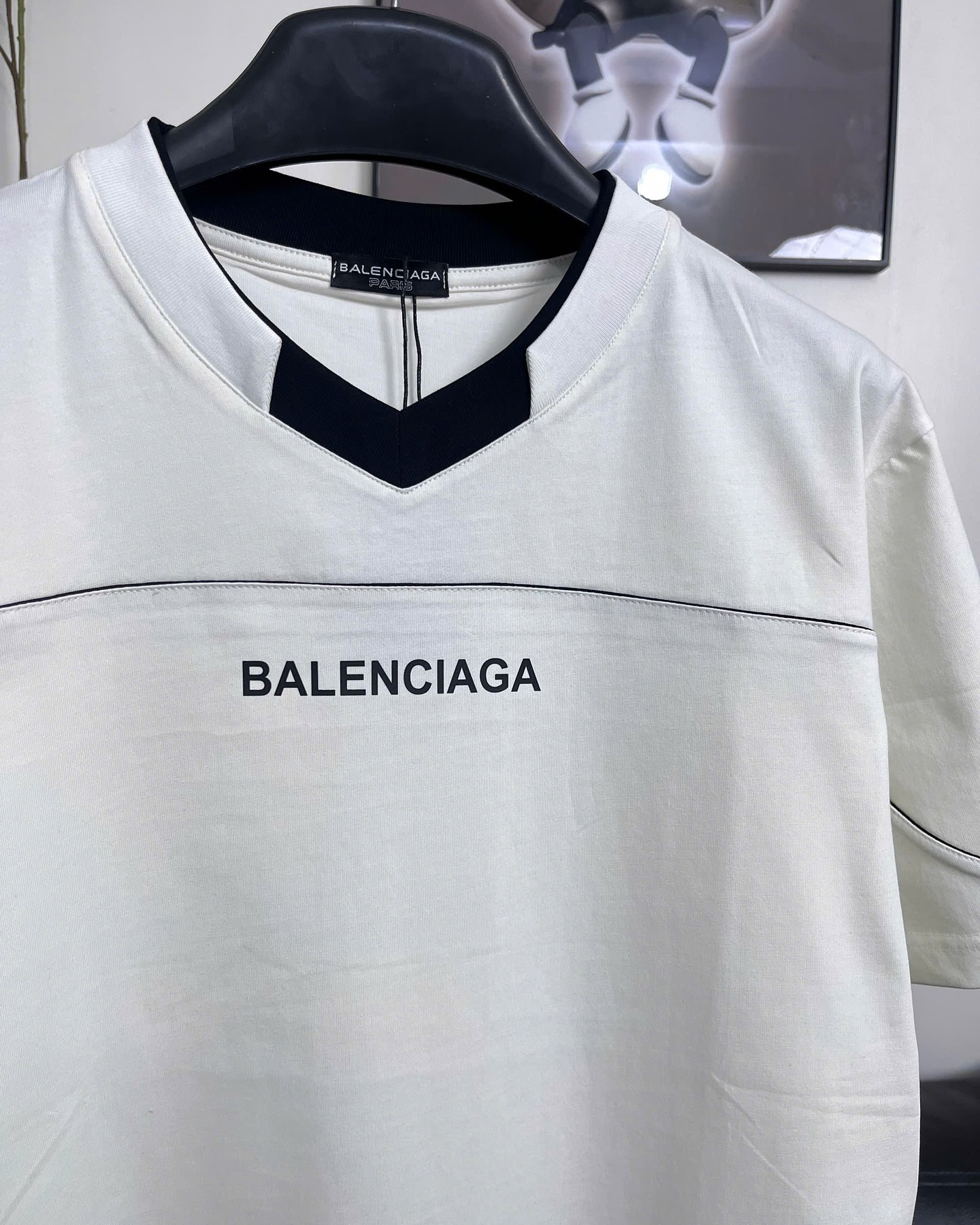 Áo Thun Balenciaga V-Neck Logo Độc Đáo Cotton Form Rộng Unisex - Streetwears SG - BLC-2