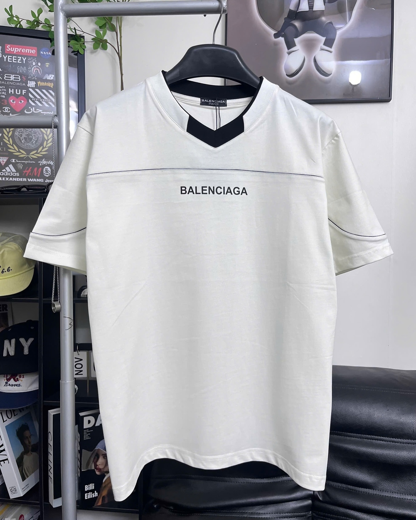 Áo Thun Balenciaga V-Neck Logo Độc Đáo Cotton Form Rộng Unisex - Streetwears SG - BLC-2