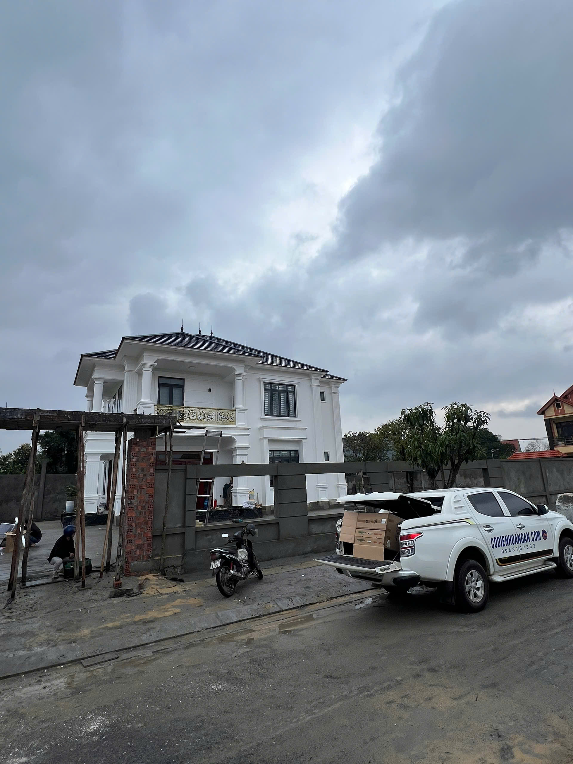 Cung cấp & lắp đặt đèn năng lượng mặt trời YS-400W cho biệt thự tại Phường Đồng Thuận