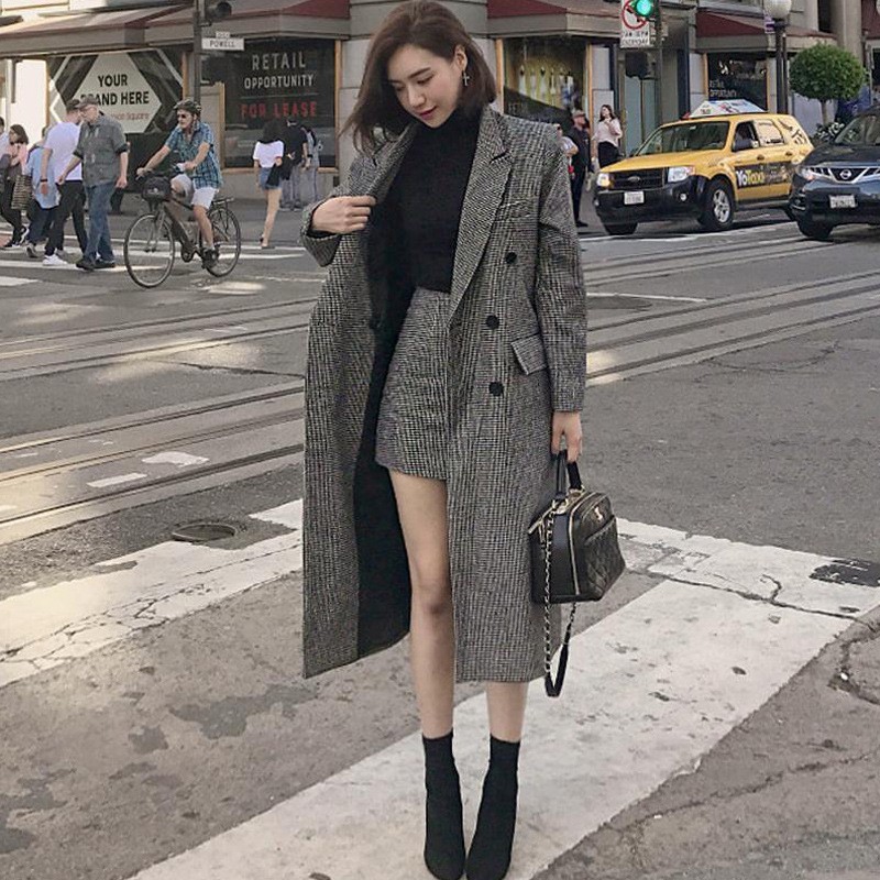 áo dạ dáng dài và chân váy ngắn