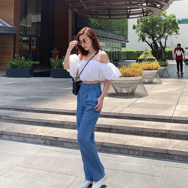 áo trễ vai với jeans cạp cao