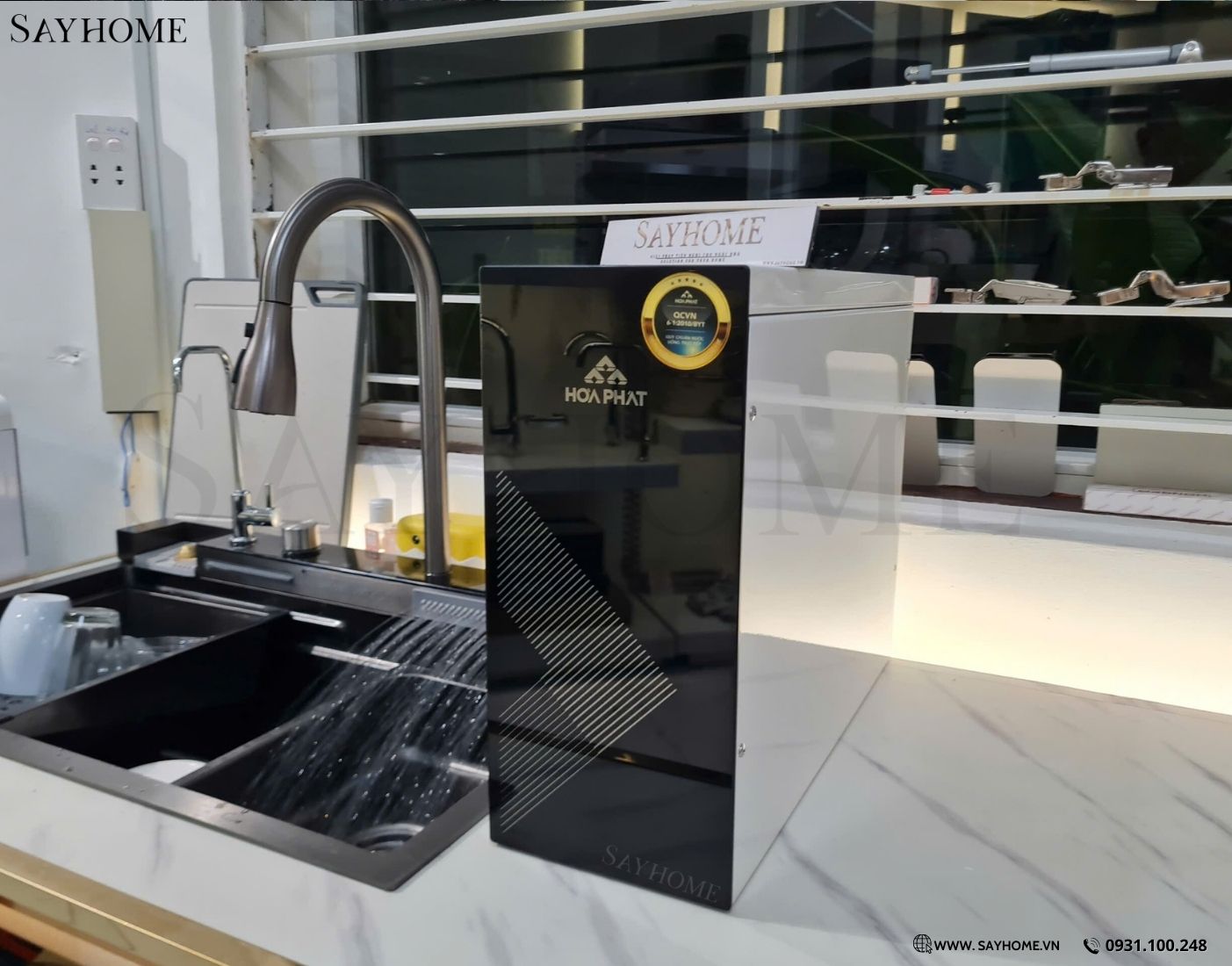 ảnh thực tế đặt trên bàn Máy lọc nước RO để gầm Hoà Phát HPU488 với 11 lõi lọc cao cấp SAYHOME