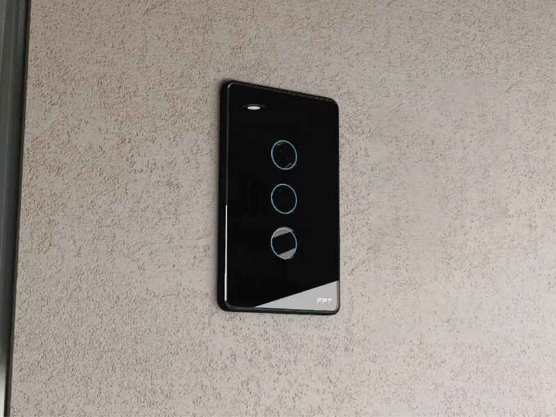 Công tắc cảm ứng thông minh FPT Smart Home mặt kính cường lực sang trọng