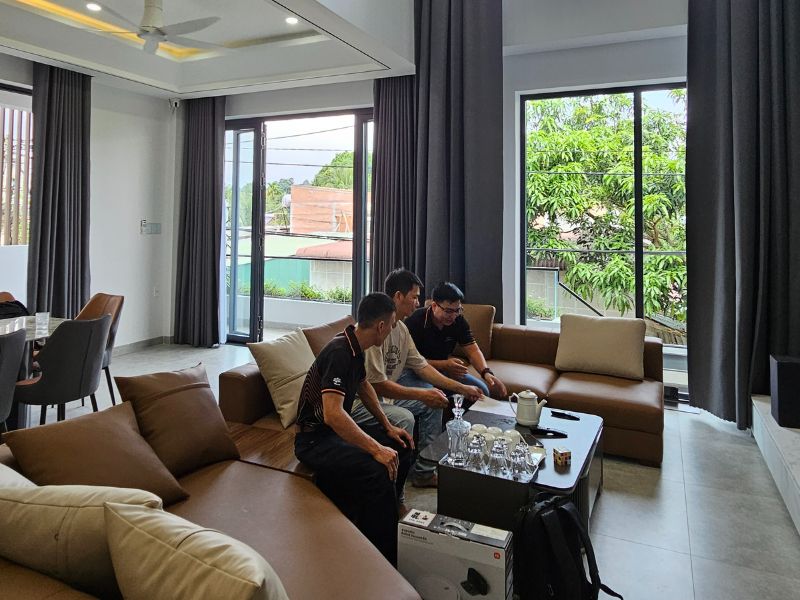 Đội ngũ FPT Smarthome và Anh Tuyên trao đổi về các giải pháp thông minh